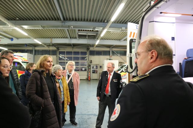 Grüne Abgeordnete Andrea Schwarz im Gespräch mit Hilfsorganisationen